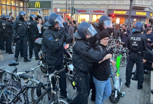 Almanya’nın başkenti Berlin&#039;de Filistin&#039;e destek gösterisi yapmak isteyenlere polis izin vermedi. Neukölln ilçesindeki Hermann Meydanında toplanan yüzerlerce kişi, Filistin&#039;e destek vermek amacıyla izinsiz gösteri yapmak istedi. Gösteriye izin vermeyen polisin dağılma çağrısına uymayan çok sayıda kişi göz altına alındı.