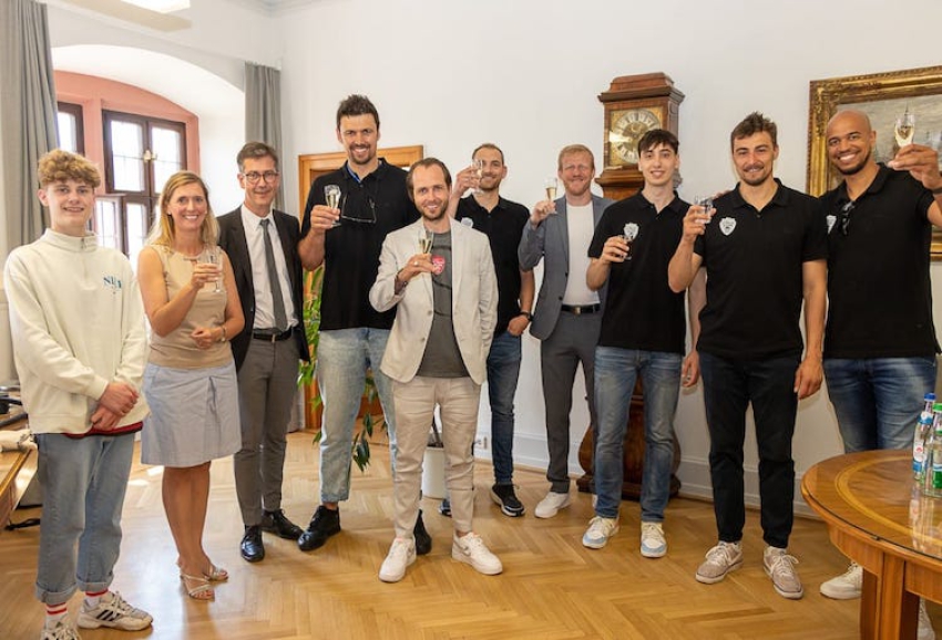 Sportbürgermeisterin Jörg gratuliert Baskets