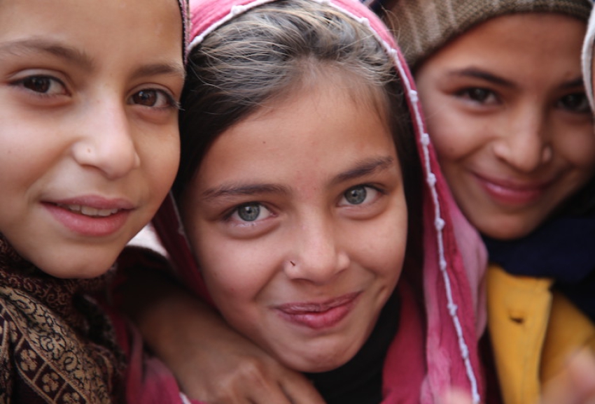Foto: Coverbild des Jahresberichts 2021 mit Kindern aus Pakistan (Copyright: Islamic Relie