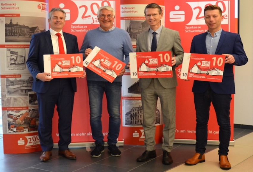 Werbegemeinschaft Schweinfurt erleben e.V. übergibt Jubiläumsgutscheine an die Sparkasse Schweinfurt-Haßberge