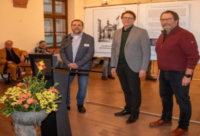 Bürgermeister Martin Heilig (Mitte) eröffnete die Ausstellung der Geschichtswerkstatt, links Roland Krauß (Geschichtswerkstatt), rechts Andreas Gugel (Obermeister der Würzburger Fischerzunft)  Foto: Petra Steinbach