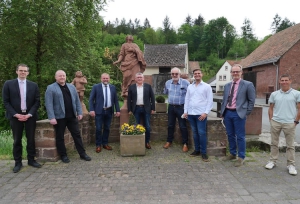 Wo drückt der Schuh in Holzkirchen? Darüber sprachen (von links): Dr. Benedikt Kaufmann, Leiter des Bauamts am Landratsamt Würzburg, Bürgermeister Daniel Bachmann, Landrat Thomas Eberth, zweiter Bürgermeister Reinhold Schwab, Norbert Hart, Leiter der Straßenverkehrsbehörde am Landratsamt, sein Stellvertreter Sebastian Beck, Michael Dröse, Leiter der Stabsstelle Landrat sowie Bastian Engert, APG. Foto: Kathrin Klotzbach