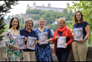 Mit einem Willkommenspaket mit ersten Informationen, Tipps, Adressen und Gutscheinen begrüßt die Stadt Würzburg Neugeborene. V.li: Sozialreferentin Dr. Hülya Düber, Monika Kraft (stv. Leiterin Fachbereich Jugend und Familie), Heike Hergenröther (Familienarbeit), Barbara Müller und Silvia Engert (Koordinierende Kinderschutzstelle). Foto: Kilian Schick