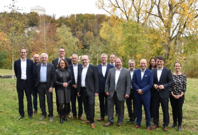 Im Bild v.l.n.r.: Dr. Matthias Jenn (Geschäftsführer bayernets GmbH), Prof. Dr.-Ing. Hans-Peter Rabl (OTH Regensburg), Wolfgang Ott (Kelheim Fibres GmbH), Harald Hillebrand (Referent Landrätin Regensburg), Gertrud Maltz-Schwarzfischer (Oberbürgermeisterin Stadt Regensburg), Ludwig Artinger (3. Bürgermeister Stadt Regensburg), Martin Neumeyer (Landrat Landkreis Kelheim, Vorsitzender Wasserstoffallianz), Ludwig Friedl (Geschäftsführer Energieagentur Regensburg e.V.), Christian Egetemeyr (Bayerisches Staatsministerium für Wirtschaft, Landesentwicklung und Energie), Richard Unterseer (bayernets GmbH), Dr. Alexander Struck (Geschäftsführer Bayernoil Raffineriegesellschaft mbH), André Kühnle (Vitesco Technologies GmbH), Dr. Elke Wanke (Referentin Erneuerbare Gase &amp; Wasserstoffbeauftragte Energie Südbayern Gruppe), Prof. Dr. Georg Stephan Barfuß (Leiter Referat für Wirtschaft, Wissenschaft und Finanzen Stadt Regensburg), Sandra Schneider (Wirtschaftsreferentin Landkreis Kelheim)