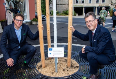 Oberbürgermeister Christian Schuchardt (re.) und Bürgermeister Martin Heilig mit einem der Bäume, die eigens für die Aktion „3 billion trees“ gepflanzt wurden. Foto: Claudia Lother