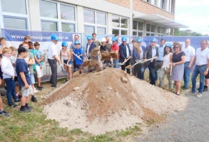 Im Juli 2023 fand der Spatenstich für die Generalsanierung der Rupert-Egenberger-Schule in Höchberg statt. Dabei durften mit dem Gesamtschulleiter Markus Fuchs (links), Landrat Thomas Eberth (Mitte), dem leitenden Architekt Stephan Haas, die Baufirma Jochen Göbek und Vertreterinnen und Vertretern des Kreistags auch zwei Schüler die symbolische erste Schippe Erdreich schaufeln. Foto: Christian Schuster 