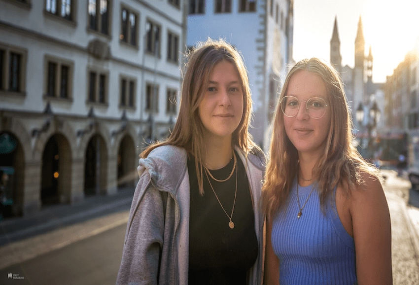 Bilder: Würzburg beim Arbeiten besser kennengelernt: Iris und Louison (von links) absolvierten Praktika in der Partnerstadt. Foto: Ugur Yurdagül