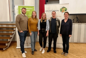 Die Referentinnen und Referenten der Veranstaltung sowie die Organisatoren, von links: Felix Lang (FlurNatur, Amt für ländliche Entwicklung Unterfranken), Jasmin Malec (Biodiversiätsberatung, untere Naturschutzbehörde Würzburg), Lena Wunderlich (Streuobstberaterin, untere Naturschutzbehörde Würzburg), Timon Könen (Wildlebensraumberater, Amt für Ernährung, Landwirtschaft und Forsten KT-WÜ) und Verena Mörsner (Allianz Waldsassengau e.V.). Foto: Annett Schölch