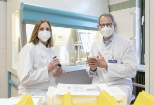 Chefarzt Prof. Dr. Stefan Knop und die Leitende Oberärztin Dr. Kerstin Schäfer-Eckart bieten Krebspatient*innen im Klinikum Nürnberg seit Kurzem eine neuartige Zelltherapie an. Foto: Giulia Iannicelli / Klinikum Nürnberg