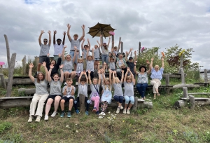 Freuen sich mit den teilnehmenden Kindern über die betriebliche Ferienbetreuung im Spieli: Katharina Hupp, stellv. Fachbereichsleiterin Jugend und Familie (2. v.re) und Heike Hergenröther, Leiterin Sachgebiet Familie (vorletzte Reihe, 2. v.re.)   