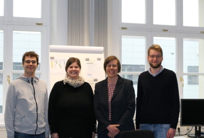 Das Projektteam freut sich über rege Teilnahme an der Mobilitätsbefragung Würzburg 2023. Von links nach rechts: Micha Pastuschka (Wissenschaftlicher Mitarbeiter), Sandra Aufenanger (Koordinatorin Nachhaltige Mobilität), Prof. Dr. Christiane Gross (Projektleitung), Luis Pototzky (Leiter Koordinierungsstelle Nachhaltige Mobilität). Foto: Laura Zapfe / Universität Würzburg