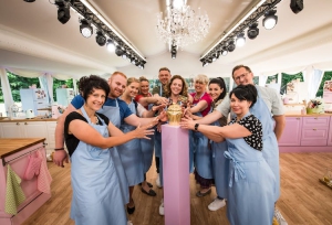 Alle Teilnehmerinnen und Teilnehmer der Jubiläumsstaffel von „Das große Backen“ möchten den goldenen Cupcake gewinnen. Rechts Christian Spindler       Fotos: ©SAT.1/Claudius Pflug