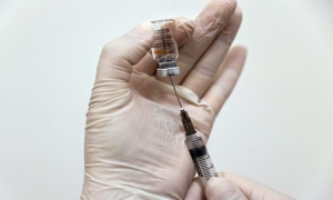60 yaş üzeri ve eşleri ile risk grubundaki bazı hastalar Kovid-19 aşısı olmaya başladı