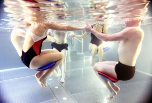 Beim Funktionstraining wird häufig Gymnastik im Wasser trainiert, weil Bewegung im Wasser die Gelenke entlastet.  © AOK-Bundesverband