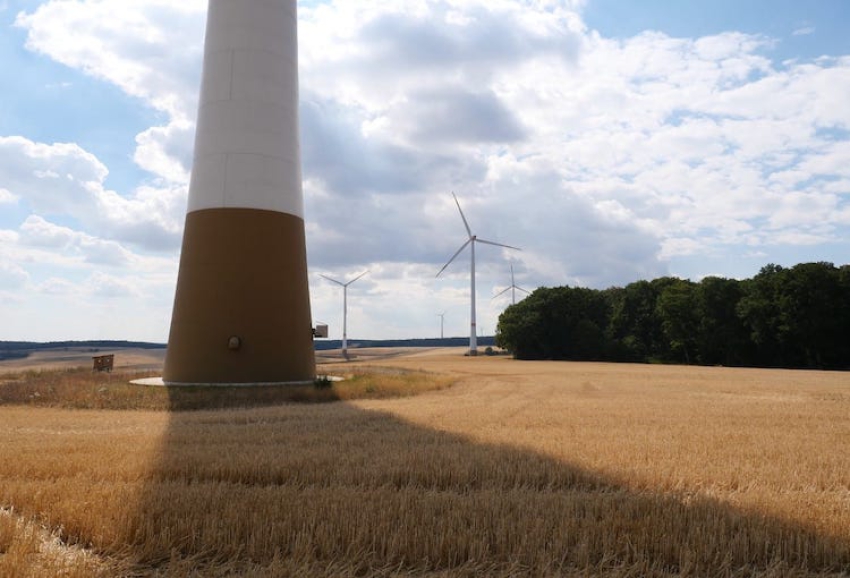 Bei Altertheim wird derzeit zusätzlich zu den bestehenden Windkraftanlagen die Errichtung von drei weiteren Windrädern geplant. Im gesamten Landkreis Würzburg laufen derzeit Verfahren für 14 neue Anlagen.  Foto: Christian Schuster