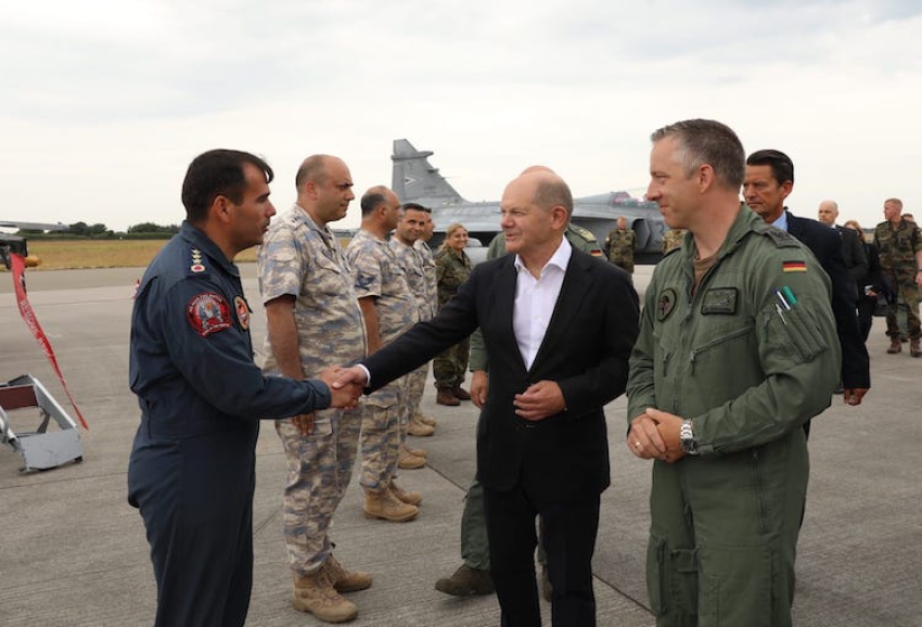 Almanya Başbakanı Olaf Scholz, Türk F-16 filosunda görevli askerlerle bir araya geldi