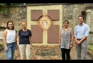 v.li: Stefanie Sprenger (Friedhofsverwaltung), Birgit Wysocki (AK „Leere Wiege e.V.“), Marion Mack (AK „Leere Wiege e.V.“), Christian Götzelmann (Leiter der Friedhofsverwaltung). Foto: Eleonore Karaboyun