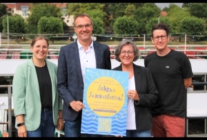 Der Fachbereich Jugend und Familie wünscht schöne Sommerferien, v.l.: Heike Hergenröther (Familienarbeit), Gunther Kunze (Fachbereichsleiter), Monika Kraft (stellv. Fachbereichsleiterin), Kilian Schick (Kommunale Jugendarbeit). Foto: Silvia Engert.