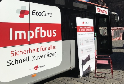 Der Impfbus auf dem Hauptmarkt. Foto: Markus Hack / Stadt Nürnberg