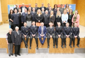 Landrat Thomas Eberth (vorne, Mitte) bedankte sich bei den Feuerwehr-Führungskräften des Landkreises Würzburg und deren jeweiligen Partnerinnen beim traditionellen Jahresabschlusstreffen. Foto: Christian Schuster