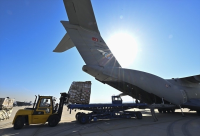 Milli Savunma Bakanlığı, Gazze için hazırlanan ve çoğunlukla sağlık malzemelerinin yer aldığı yardım paketlerini taşıyan Türk Hava Kuvvetlerine ait uçağın Mısır&#039;a hareket ettiğini bildirdi. Foto: AA