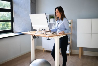 Büroarbeitsplatz: Um die Rückengesundheit zu stärken, ist ein regelmäßiger Wechsel zwischen Sitzen, Stehen und Bewegen sinnvoll.  © PantherMedia / AndreyPopov  