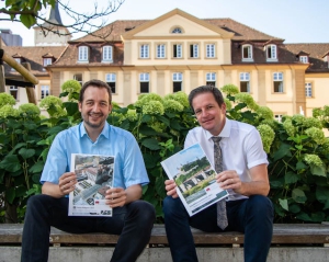 Baureferent Benjamin Schneider (re.) und Frank Heppner (Leiter Gutachterausschuss, Fachbereich Bauen, li.) präsentieren den aktuellen Immo-Kompass und den Immobilienmarktbericht der Stadt Würzburg. Der Immo-Kompass richtet sich an Immobilieninteressierte, Verkäufer sowie Käufer, der Marktbericht an Sachverständige. Foto: Claudia Lother