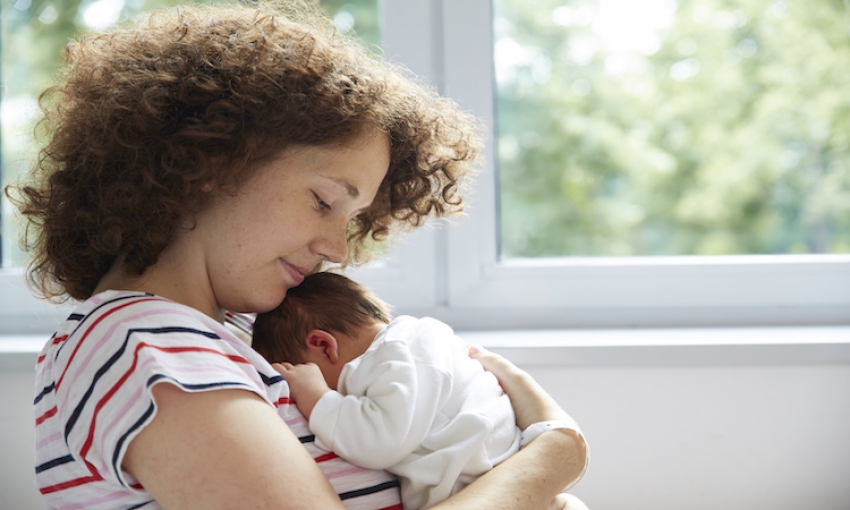 Bonding beim Kaiserschnitt - Diakoneo Klinik Hallerwiese bietet Bondingtücher an, um Bindung zwischen Müttern und Babys zu stärken