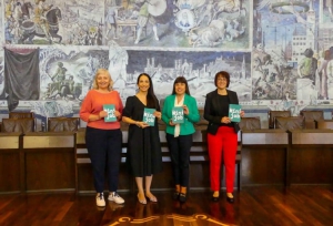 v.li: Petra Müller-März (Gleichstellungsbeauftragte Stadt Würzburg), Dr. Hülya Düber (Sozialreferentin Stadt Würzburg), Birgit Englert (Beauftragte für Chancengleichheit Jobcenter Stadt Würzburg), Manuela Burger (Geschäftsführerin Jobcenter Stadt Würzburg). Foto: Chiara Wischer