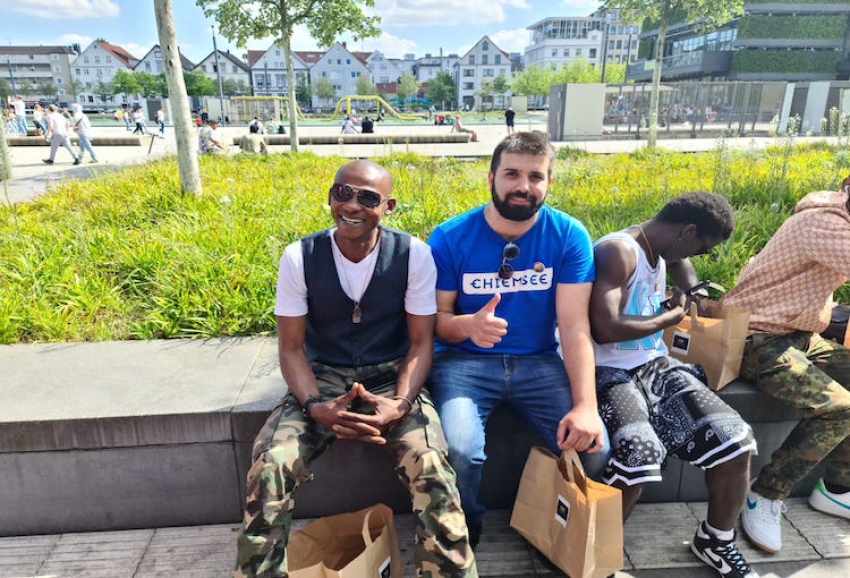 Almanya'da Türk gençleri sokakta yaşayanlara gıda yardımında bulundu