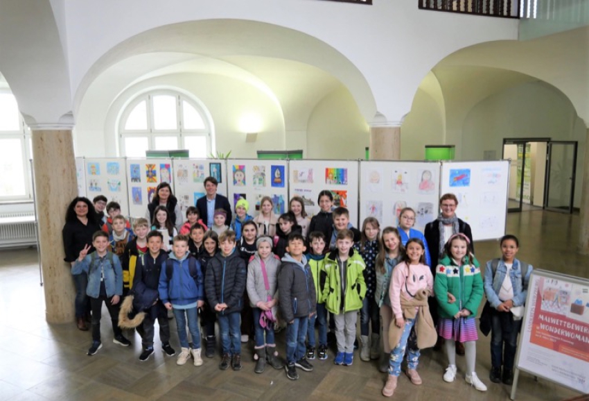 Mehr als ein großes, blaues Haus: Grundschule Helmstadt besucht das Landratsamt Würzburg
