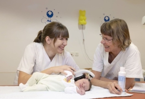 Sie bringen mit ihrem Team kleine Lauferinnen und Laufer auf die Welt: Chefarzt Dr. Valentin Klant und Sibylla Schwarz-Sow, Leitende Hebamme am Krankenhaus Lauf. Die Abteilung hat kürzlich ein zusätzliches Entbindungsbett angeschafft. Im vergangenen Jahr wurden 609 Babys in der Simons- hofer Straße geboren.  Foto: Krankenhäuser Nürnberger Land