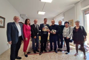 Gruppenfoto der teilnehmenden Stadträte bei der Begrüßung im Büro des Referenten Dario Tota in Syrakus: (v. links) Willi Dürrnagel, Barbara Meyer, Antonino Pecoraro, Oberbürgermeister Christian Schuchardt, Dario Tota, Emanuele La Rosa, Charlotte Schloßareck und Christa Grötsch. Foto: Anuschka Heid