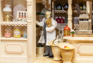Schnitzkunst ganz klein und fein zeigt der Erzgebirgische Spielzeugwinkel in Obereisenheim, eines von 17 Museen in Stadt und Landkreis Würzburg, die am Internationalen Museumstag am 21. Mai 2023 seine Pforten öffnet.  Foto: Stefan Bausewein