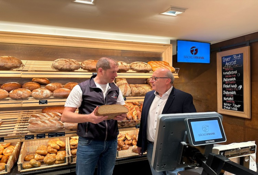 Landrat Martin Neumeyer (rechts) hat sich bei Daniel Frank über aktuelle Herausforderungen im Bäckerhandwerk informiert.  Foto: Martin Neumeyer