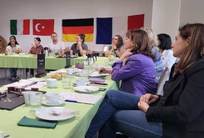 Mitglied des Europäischen Parlaments, Marlene Mortler (2. von rechts), und Schulreferentin Cornelia Trinkl (rechts) diskutieren mit der Schulleitung Renate Gloßner, dem Viva-Europa-Koordinator Sven Franz sowie den Studierenden der Berufliche Schule 7 Fachakademie für Ernährungs- und Versorgungsmanagement über die schulischen Aktivitäten rund um das Thema Europa  Bildnachweis:  Stadt Nürnberg / Eva Hesse