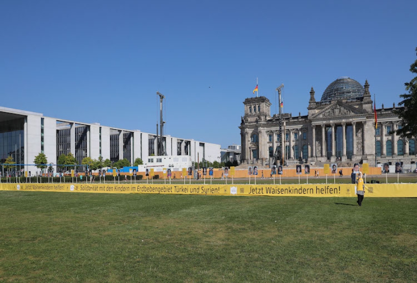 Almanya Federal Meclis önünde 75 metrelik &quot;Yetim Sofrası&quot; açıldı