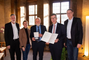 Ehrenmedaille des Oberbürgermeisters an einen unermüdlichen Macher: v.li: Claus Schreiner (Vorstand Würzburg AG), Bürgermeisterin Judith Roth-Jörg, Prof. Dr. Rainer Thome, Oberbürgermeister Christian Schuchardt, Klaus Walther (Aufsichtsratsvorsitzender Würzburg AG).Fotos: Claudia Lother