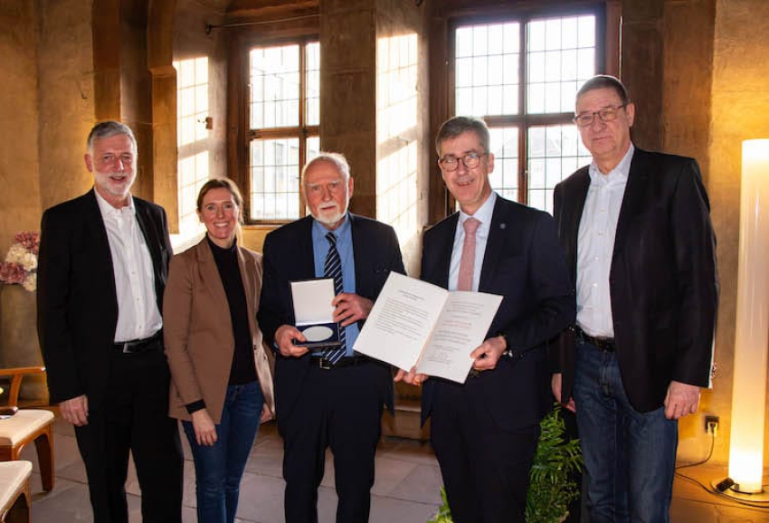 Oberbürgermeister Christian Schuchardt verleiht Ehrenmedaille an Prof. Rainer Thome: „Ein Leuchtturm für Innovationen“
