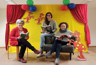 Bildunterschrift: In den Büchern der Autorinnen und Autoren der Jugendbuchwochen schmökern (v.l.n.r.:) Angelika Riedel, Liv Heim und Martha Maucher .   Foto: Eva Baumann, Stadtbücherei