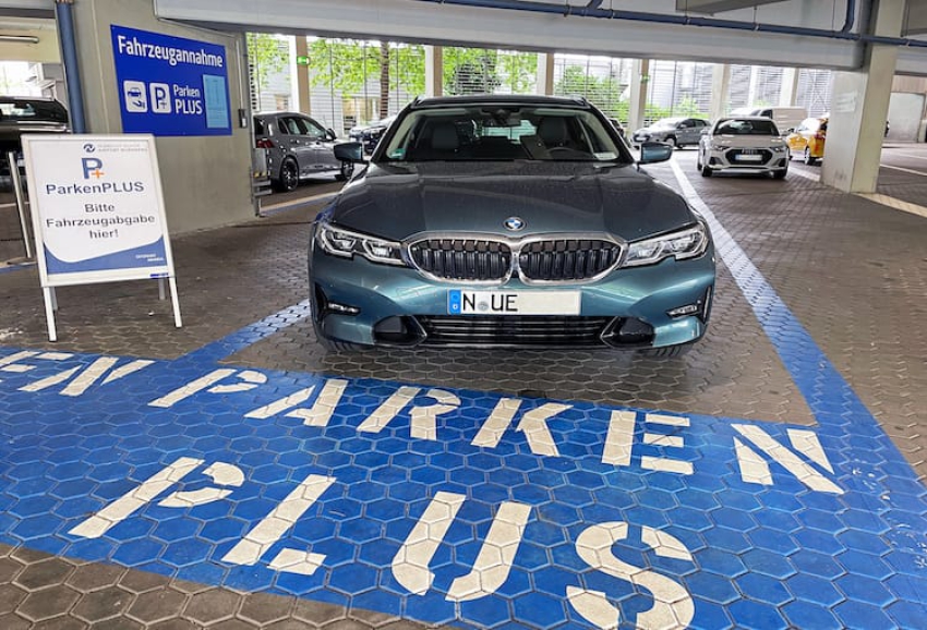 Parken am Airport: E-Auto nach dem Urlaub vollgeladen