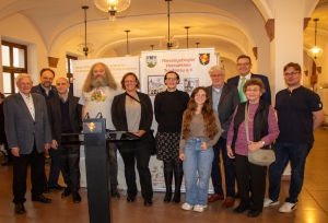 Macher und Unterstützer der Ausstellung: Stadtrat Willi Dürrnagel; Stadtrat MdL Patrick Friedl, Kulturreferent Benedikt Stegmayer, Vorsitzender des Riesengebirgler Heimatkreis Trautenau e.V., Wigbert Baumann, Heimatpflegerin der Sudetendeutschen, Christina Meinusch, Studienprojektbetreuerin Stefanie Menke, (damalige) Studentin Sarina Wald, Prof. Guido Fackler, Vorsitzender der Landesgruppe Bayern der Sudetendeutschen Landsmannschaft, Steffen Hörtler, Zeitzeugin Hannelore Anderl, (damaliger) Student Michael Dehn (v.l.n.r)  Foto: Petra Steinbach