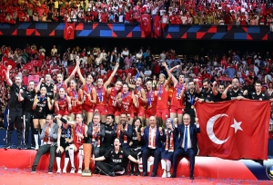 A Milli Kadın Voleybol Takımı, 2023 CEV Avrupa Şampiyonası&#039;nın finalinde Sırbistan&#039;ı 3-2 yenerek tarihinde ilk kez şampiyon oldu.