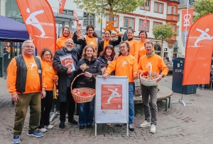 Die Mitglieder des Aktionskomitees „Gesunde Stadt“ mit den Kolleginnen des Aktivbüros und der Sozialreferentin Dr. Hülya Düber. Foto: Sigrun Rack