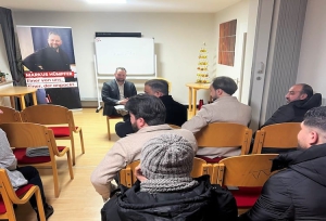 Aktuelle Diskussion im AWO-Clubraum mit syrischen Mitbürgerinnen und Mitbürger über die Zukunft Syriens und die Zukunft in Schweinfurt. Bild: Holger Schmitt,  