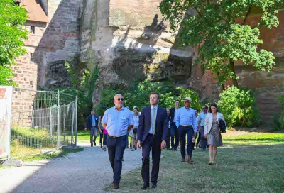 Oberbürgermeister Marcus König besichtigt mit dem Bewertungsgremium der Landesgartenschau GmbH und Vertreterinnen und Vertretern der Stadtverwaltung den nördlichen Abschnitt des Stadtgrabens. Foto: Christine Dierenbach / Stadt Nürnberg