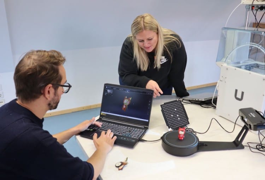 Anna Neufeld und Danijel Katic testen den neuen 3D Scanner im Makerspace des Level3 Projektes. Foto: Lambert Zumbrägel