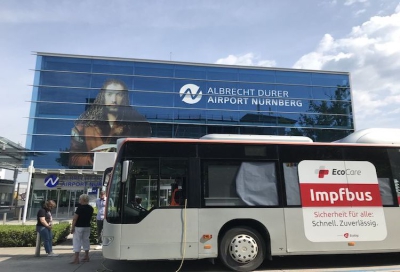 Der Impfbus steht am Montag, 13. Juni 2022, direkt an der Hauptpforte Tor 1 des Flughafens, Flughafenstraße 100.  Bildnachweis: Stadt Nürnberg / Markus Hack