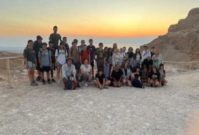 Im Juli 2023 besuchten Jugendliche aus dem Landkreis Würzburg den Partnerlandkreis Mateh Yehuda in Israel. Auf dem Programm stand unter anderem eine Wanderung bei Sonnenaufgang am Toten Meer.  Foto: Eli Tzemach