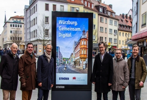 Ansprechende Werbeflächen in ganz Würzburg: Christian Grumbach, Leiter des Fachbereichs Immobilienmanagement, Stefan Helbig (Geschäftsführer Ströer Deutsche Städte Medien), Kämmerer Robert Scheller, Oberbürgermeister Christian Schuchardt, Nico Ackermann von der städtischen Immobilienverwaltung und Maximilian Götzer, Referent Stadtentwicklung &amp; Kommunales bei Ströer freuen sich über eine Zusammenarbeit bei Großflächen, Displays oder Litfaßsäulen. Foto: Georg Wagenbrenner